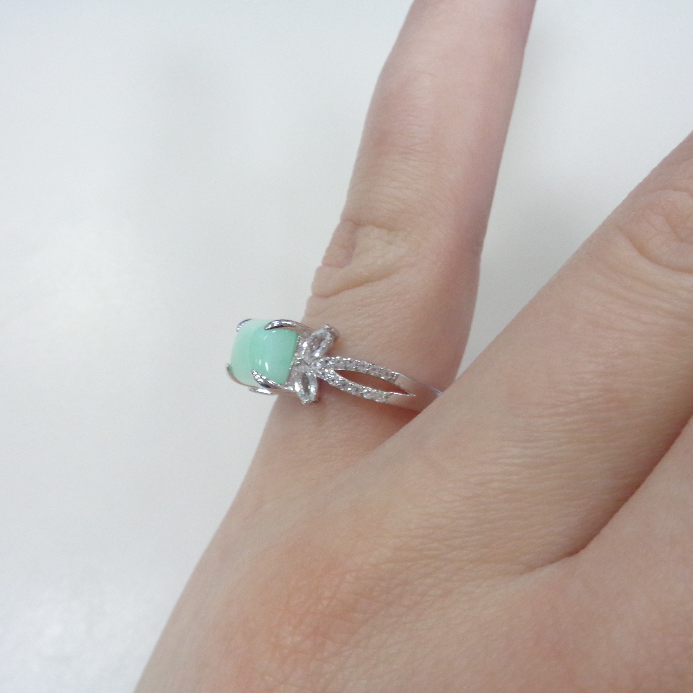 Серебряное кольцо с зеленым халцедоном